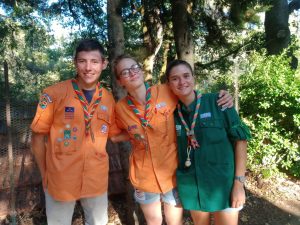 Des jeunes chefs avec leurs ancienne cheftaine