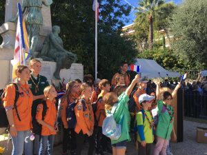 photo de groupe devant le monument au mort