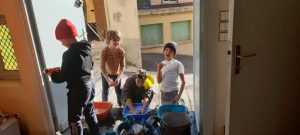 Qui a dit que seulement les filles pouvait faire la vaisselle ?