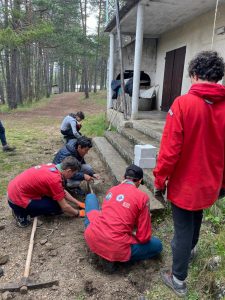 1 qui bosse les autres qui regarde (lourd travail d'équipe)
