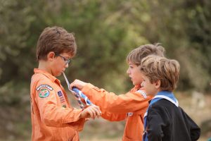 On apprend à rouler le foulard