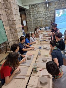 de qoi elle parle ? je comprend rien !