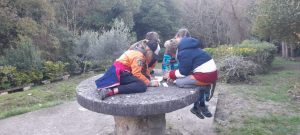 BRAVO les pieds sur la table !
