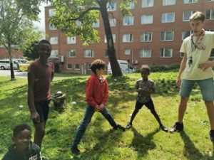 Julien en plein action avec les enfants du centre