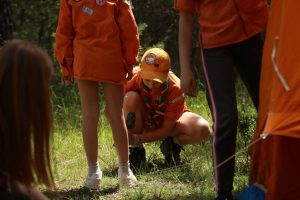 Elle va lui taper sur le pieds avec son maillet